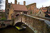 Brugge il Bonifacious Bridge, caratteristico ponte pedonale dei primi del '900, che regala una vista romantica sul canale. 